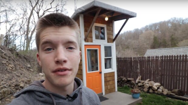 13-latek zbudował sobie mały domek w ogrodzie. Był tani, a jego wnętrze zachwyca