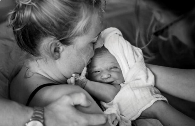 Prawdziwe zdjęcia mam widzących po raz pierwszy swoje nowo narodzone dzieci. To prawdziwy cud