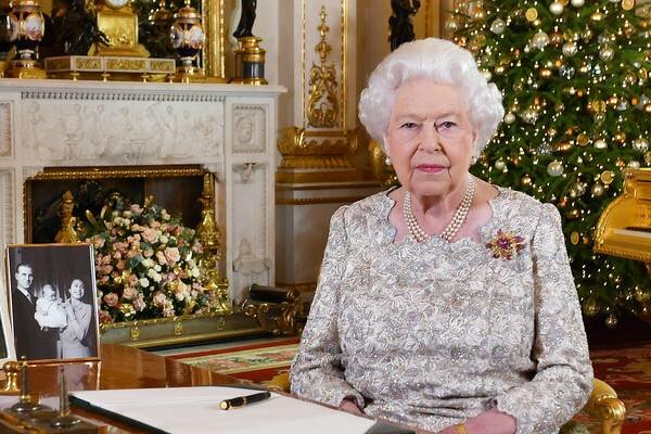 Święta w Pałacu Buckinham zapowiadają się niezbyt radośnie. Elżbieta II zaniepokojona tym faktem