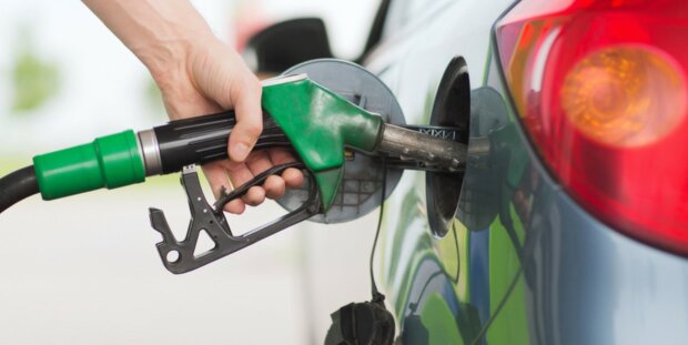 Ceny paliwa szybują w górę. Rząd wprowadził nowe opłaty paliwowe