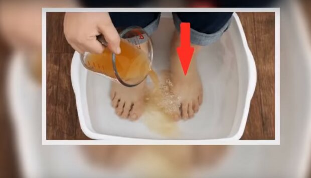 Mocz stopy w wodzie z octem, screen z YouTube