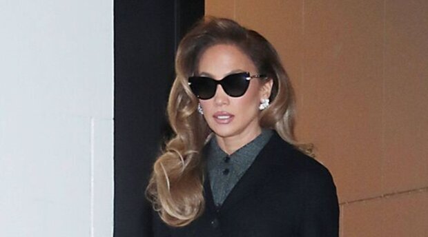 Z zebranymi włosami i w starym swetrze: spokojna J. Lo weszła w kadr w swobodnym wyglądzie