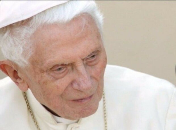 Niepokojące informacje o papieżu emerycie. Wierni są załamani, Benedykt XVI wymaga specjalnego traktowania
