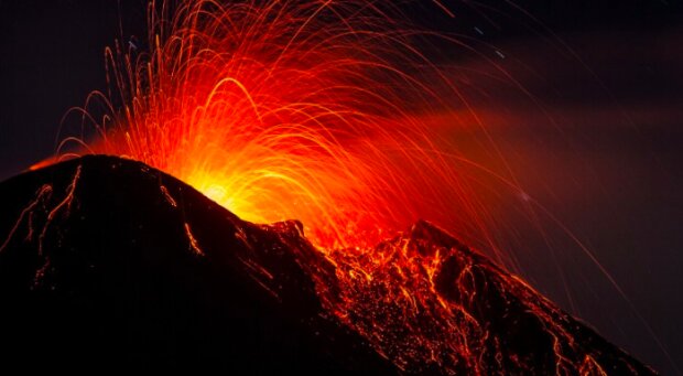 Erupcja wulkanu Anak Krakatau