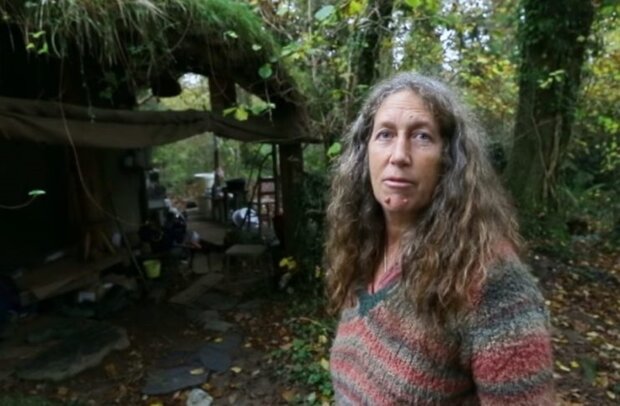 Kobieta porzuciła cywilizację i mieszka w lesie. Jak ona żyje