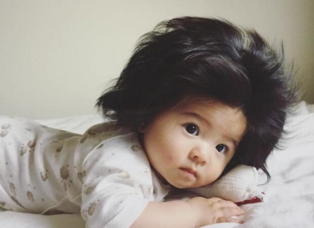 Ta sześciomiesięczna dziewczynka ma lepsze włosy niż większość dorosłych na naszej planecie!
