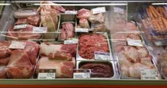 Jak rozpoznać, czy dostępne w sklepach mięso faktycznie jest świeże. Zwróć szczególną uwagę na te drobne, niezauważalne na pierwszy rzut oka znaki