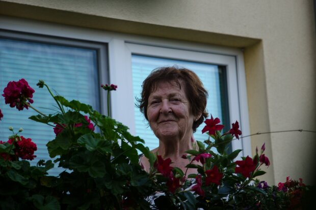 Mądrą staruszką nauczyła hałaśliwych sąsiadów. Od tamtej pory sąsiedzi stali się bardziej uważni i troskliwi
