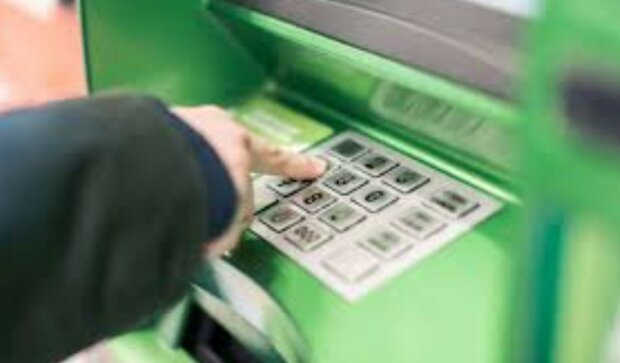 Historia o mężczyźnie, który znalazł pieniądze w bankomacie, zapomniane tam przez starszą kobietę