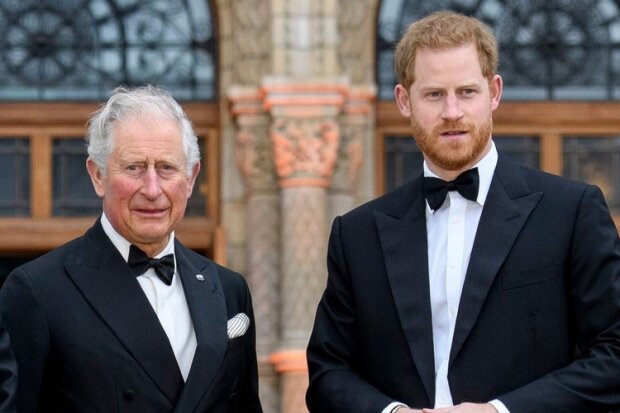 Książę Karol nie może uwierzyć w decyzję, jaką podjął książę Harry. Nie będzie już wspierać syna finansowo