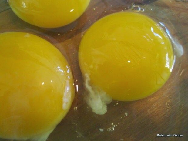 Biała skrętka na żółtku jajka może okazać się wartościowsza, niż się wydaje. Nie warto jej wyrzucać