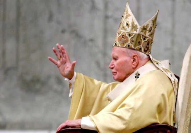 Jan Paweł II błogosławi wiernych
