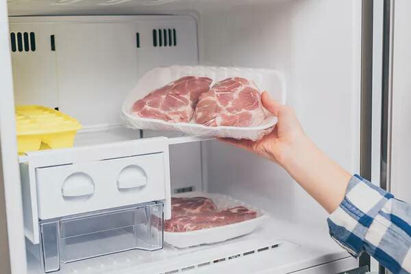 Czy popełniasz te proste błędy przy rozmrażaniu mięsa? Konsekwencje mogą być poważne