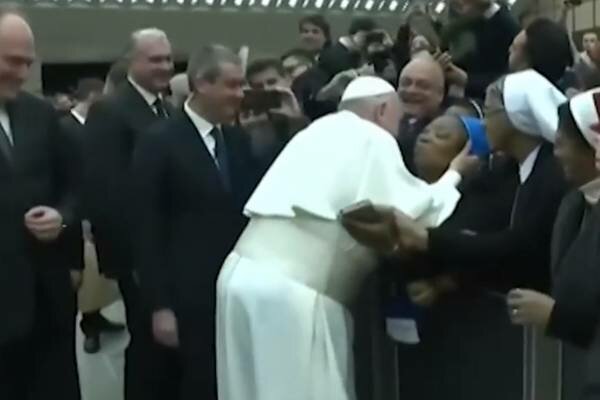 Papież Franciszek w bardzo zaskakującym wyznaniu przed pocałunkiem z jedną z zakonnic
