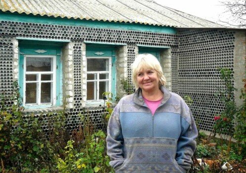 Ta kobieta tanio, w oryginalny sposób zbudowała ogrodzenie i zaizolowała dom