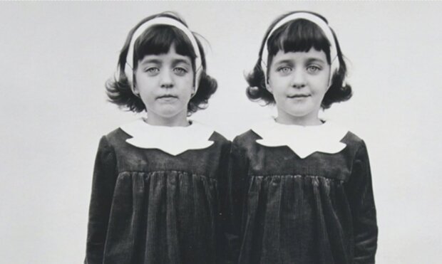 Były kopiami odeszłych sióstr, a ich rodzice wierzyli w reinkarnację: historię bliźniaków Pollock