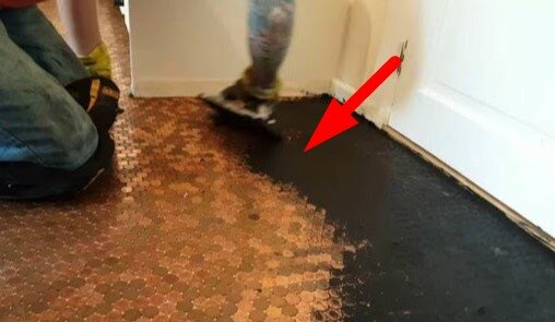 Mężczyzna wykonał podłogę w swoim domu z 27 tysięcy monet. Nawet najmodniejszy projektant może zazdrościć takiego piękna
