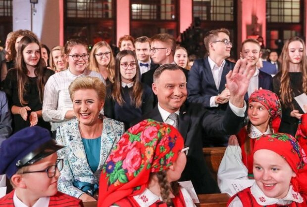 Andrzej Duda wraz z góralami śpiewał kolędy. Prezydent ma prawdziwy talent, pomagała mu małżonka
