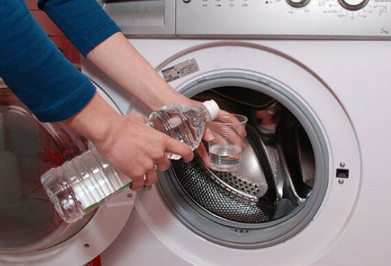 Wystarczy jeden składnik, by pranie lśniło czystością, a pralka zachowała żywotność przez wiele lat. Każdy z nas ma go w swojej kuchni