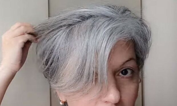 Pozbycie się siwych włosów bez farbowania jest możliwe. Proste i tanie patenty na siwiznę