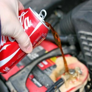 Coca – cola ma naprawdę dużo zastosowań. Lepiej się z nimi zapoznać, mogą okazać się bardzo przydatne