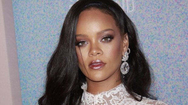 Strusie pióra i szmaragd: wyszła ciężarna Rihanna w mini i szpilkach