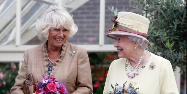 Dlaczego Elżbieta II nie ma paszportu i dlaczego kładzie torbę na stole. 7 tajemnic królowej