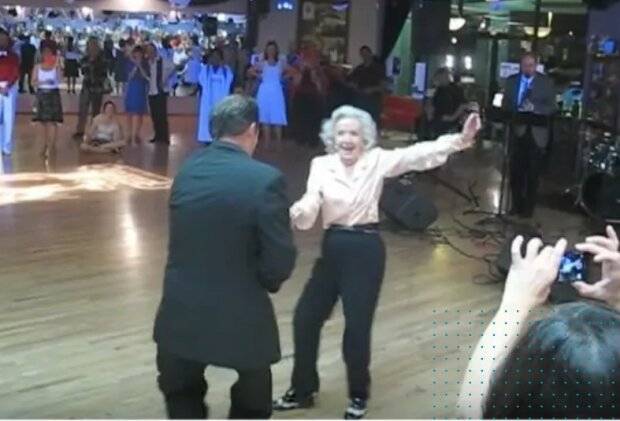 90-latka tańczy tak, jakby była nastolatką. Niesamowite wideo!/YouTube