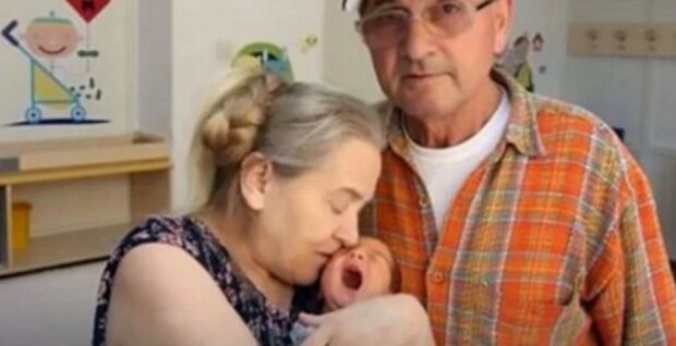 60-letnia kobieta po raz pierwszy została matką, ale mąż zostawił ją nie znosząc hałasu. Jak potoczył się jej los