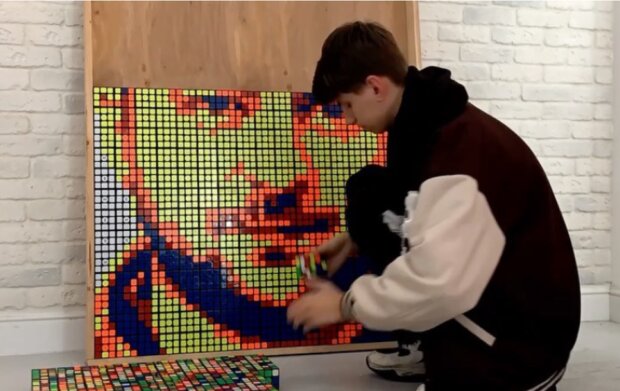 Portret Zełenskiego został ułożony kostkami Rubika. Wideo