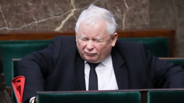 Kaczyńskiemu wciąż doskwiera ból. Zdjęcia z sali sejmowej pokazują, że nie ma łatwo
