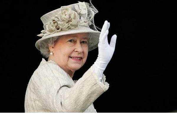 Królowa Elżbieta II ma sztuczną rękę. Księżniczka Anna zdradziła ten nietypowy sekret